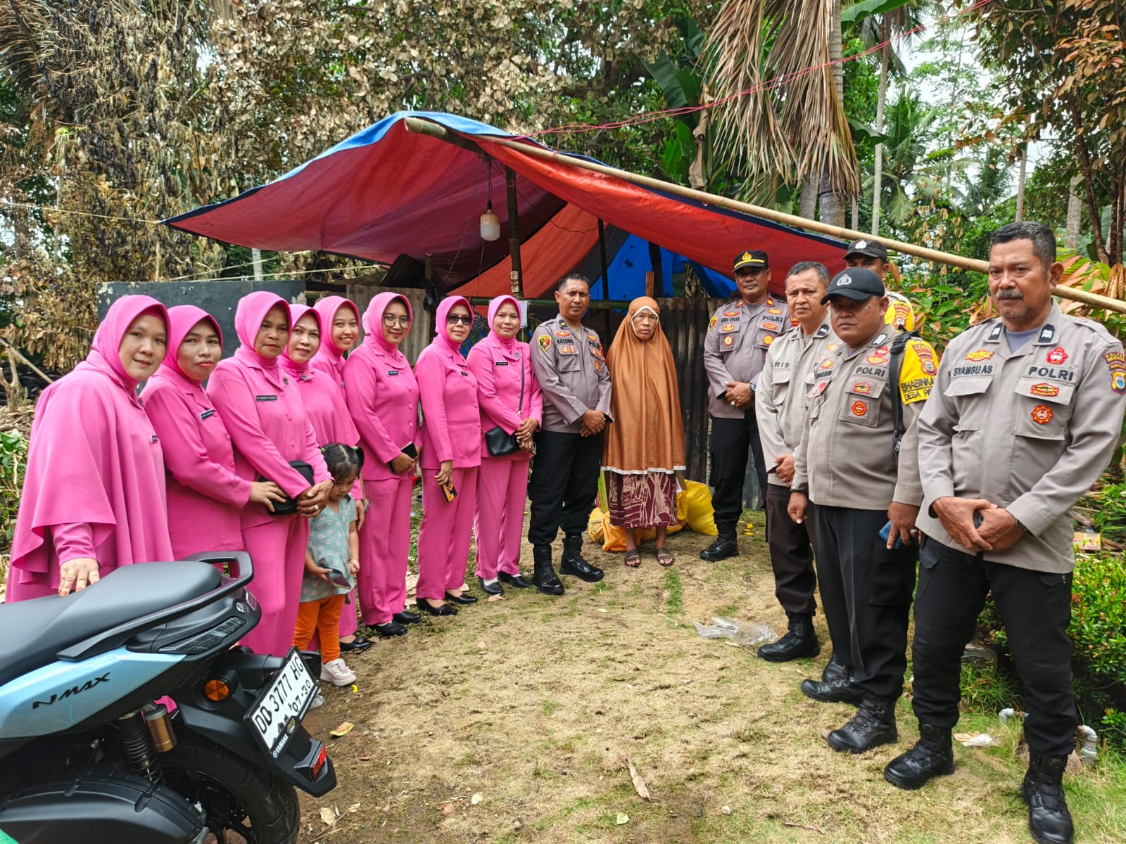 Polsek Kajang dan Bhayangkari Salurkan Bantuan Sosial untuk Korban Kebakaran