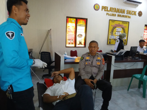 Polisi Melayani, Petugas SKCK Polres Bulukumba Sempat Drop Saat Bertugas