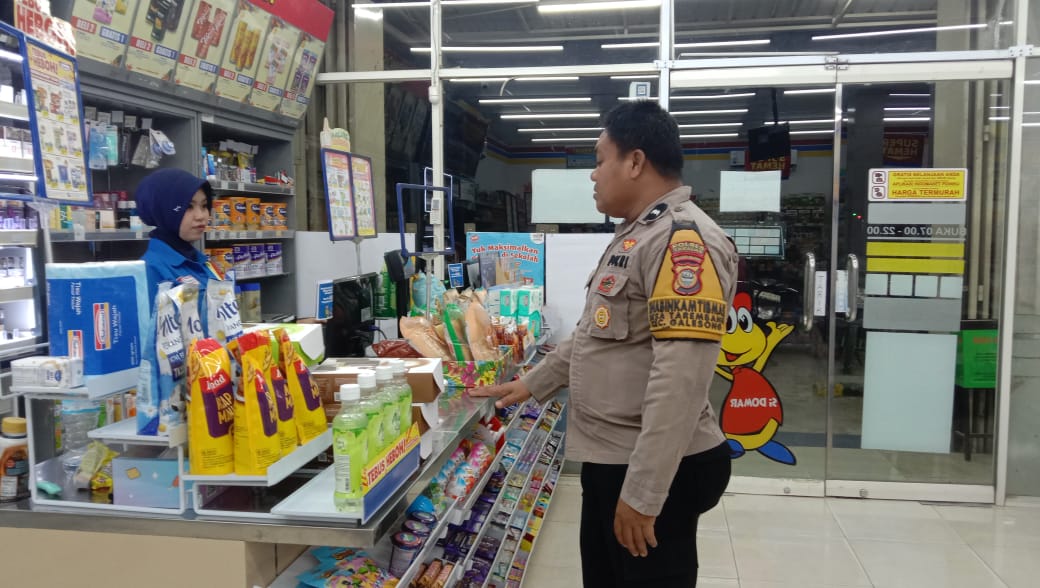Bhabinkamtibmas Desa Tarembang Gelar Sambang dan Tatap Muka di Indomaret, Ajak Pegawai Jaga Kamtibmas