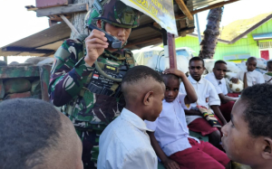 Satgas Yonif 521/DY Gelar Barbershop Gratis di Pos Kotis Distrik Walesi