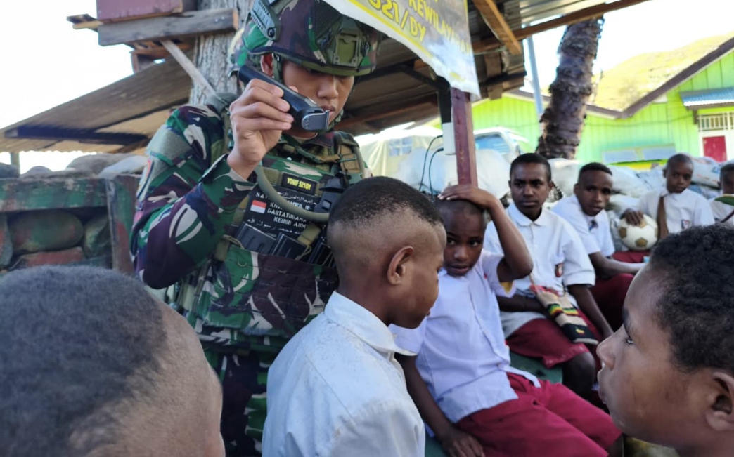 Satgas Yonif 521/DY Gelar Barbershop Gratis di Pos Kotis Distrik Walesi