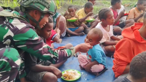 Wujudkan Makan Bergizi Satgas Yonif 521/DY Makan Bersama anak Papua