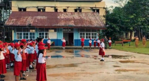 Tingkatkan Semangat Kebangsaan Generasi Muda, Pakum Satgas Yonif 763/SBA Pimpin Upacara Bendera.