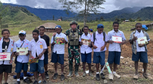 Satgas Yonif 700/Wyc di Pos Kout Koper Buktikan TNI Hadir untuk Masa Depan! Berbagi Senyuman dan Harapan bagi Pelajar Gome