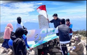 Milad ke-48, Bendera Merah Putih dan BKPRMI Berkibar Gagah di Puncak Gunung Bawakaraeng