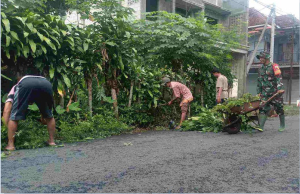 Wujudkan Lingkungan Sehat, Babinsa Bersama Warga Karangtengah Gotong Royong Bersihkan Jalan