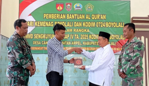 Satgas TMMD Boyolali Serahkan Bantuan Al-Qur’an untuk Masjid Jami Darul Falah