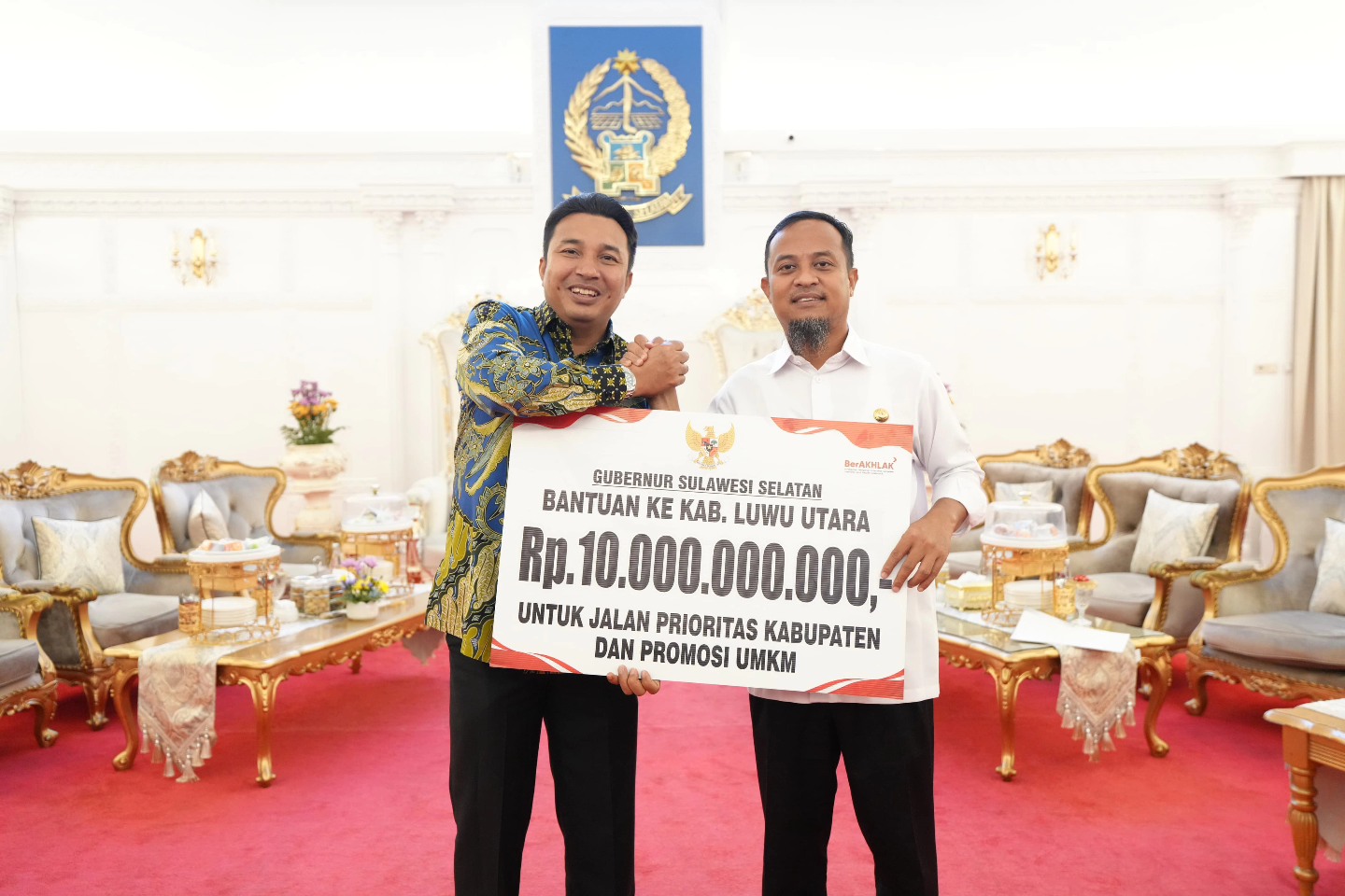 *Gubernur Sulsel Serahkan Bantuan Keuangan Senilai Rp10 Miliar kepada Luwu Utara*