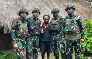 Cintai Kesehatan Satgas Yonif 521/DY Anjangsana ke Rumah Warga Distrik Bolakme