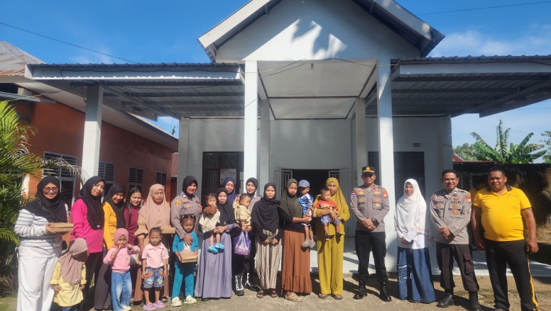 Jumat Berkah, Polres Takalar Berbagi Menu Bergizi untuk Anak Stunting dan Ibu Hamil di Kecamatan Mappakasunggu