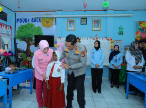 *Kapolda Sulsel dan Ketua Bhayangkari Daerah Tinjau SPPG Yayasan Kemala Bhayangkari Polda Sulsel*