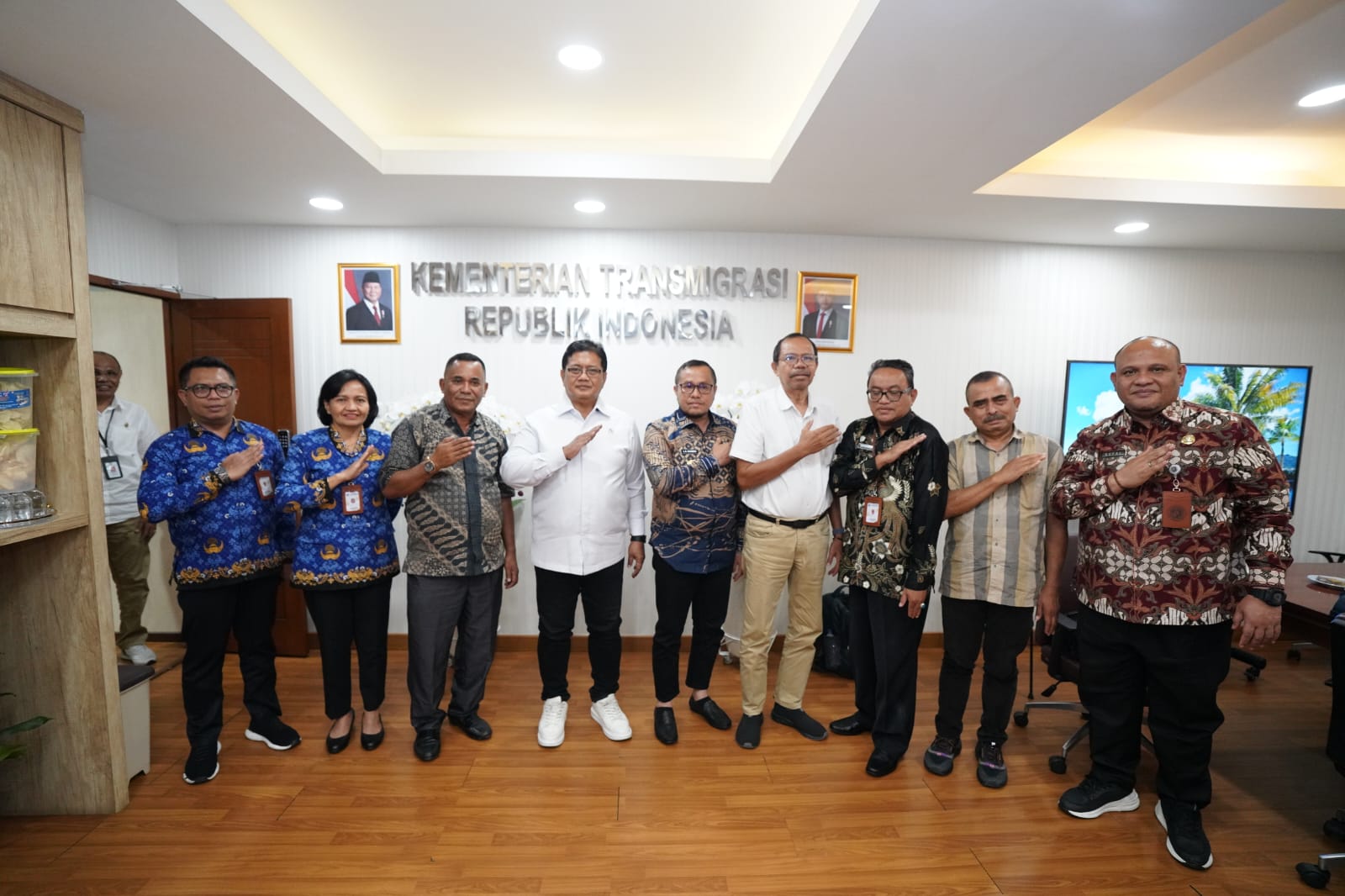 *Bertemu Bupati Buru Selatan, Wamen Viva Yoga Dukung Kawasan Transmigrasi Nelayan*