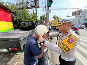 *Operasi Zebra Semeru Polresta Malang Kota Bagikan 100 Helm Gratis*