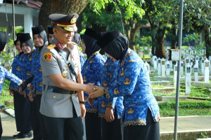 Polda Sulsel Gelar Upacara Ziarah dan Tabur Bunga Peringati HUT Ke-54 KORPRI