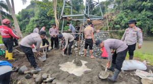 Brimob Bantu Bangun Jembatan Gantung di Soppeng: Wujud Kepedulian Polri