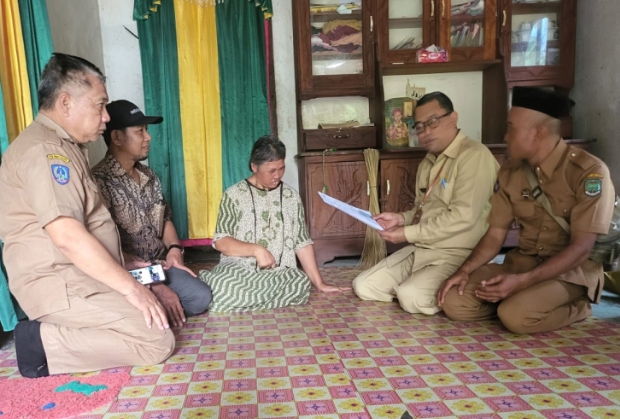 Penyandang Disabilitas di Desa Hasanah Kini Miliki Dokumen Kependudukan Setelah Puluhan Tahun Tak Punya