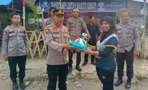 Kunjungan Polres Bulukumba ke Lintas Waktu Group,  Serahkan Bantuan Sarana Olahraga Kepada Lintas Waktu Group