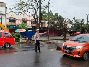 Commander Wish Pagi Sat Lantas Polres Takalar, Hujan Tak Halangi Pelayanan Prima