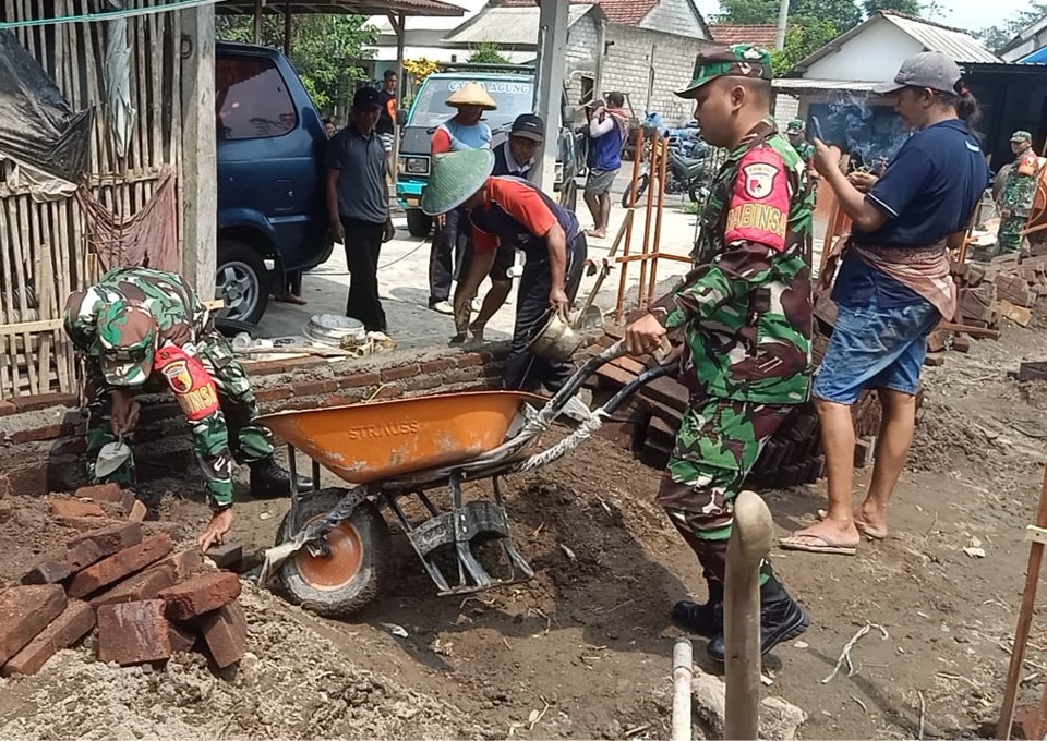 Wujud Manunggal Dengan Rakyat, Babinsa Desa Pikatan Bantu Bangun Rumah Warga Binaannya