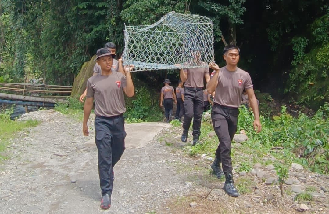 *Satbrimob Polda Sulsel Bangun Jembatan Darurat di Desa Nepo Kab. Barru, Wujud Kepedulian untuk Akses Masyarakat*