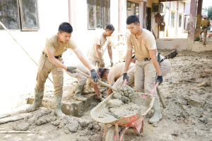 *Praja IPDN Bantu Pembersihan, Kantor Dinkes Aceh Tamiang Berangsur Dapat Difungsikan*