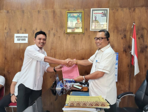 Perkuat Pelayanan Publik, Kadis Dukcapil Lutra Serahkan SK Pengangkatan PPPK Paruwaktu
