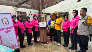 Ketika Angin Kencang Menyisakan Duka, Bhayangkari dan Polsek Galesong Selatan Hadir di Parangmata