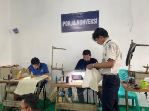 Produktif di Balik Tembok, Lapas Sidoarjo Produksi 1.400 Cover Tas