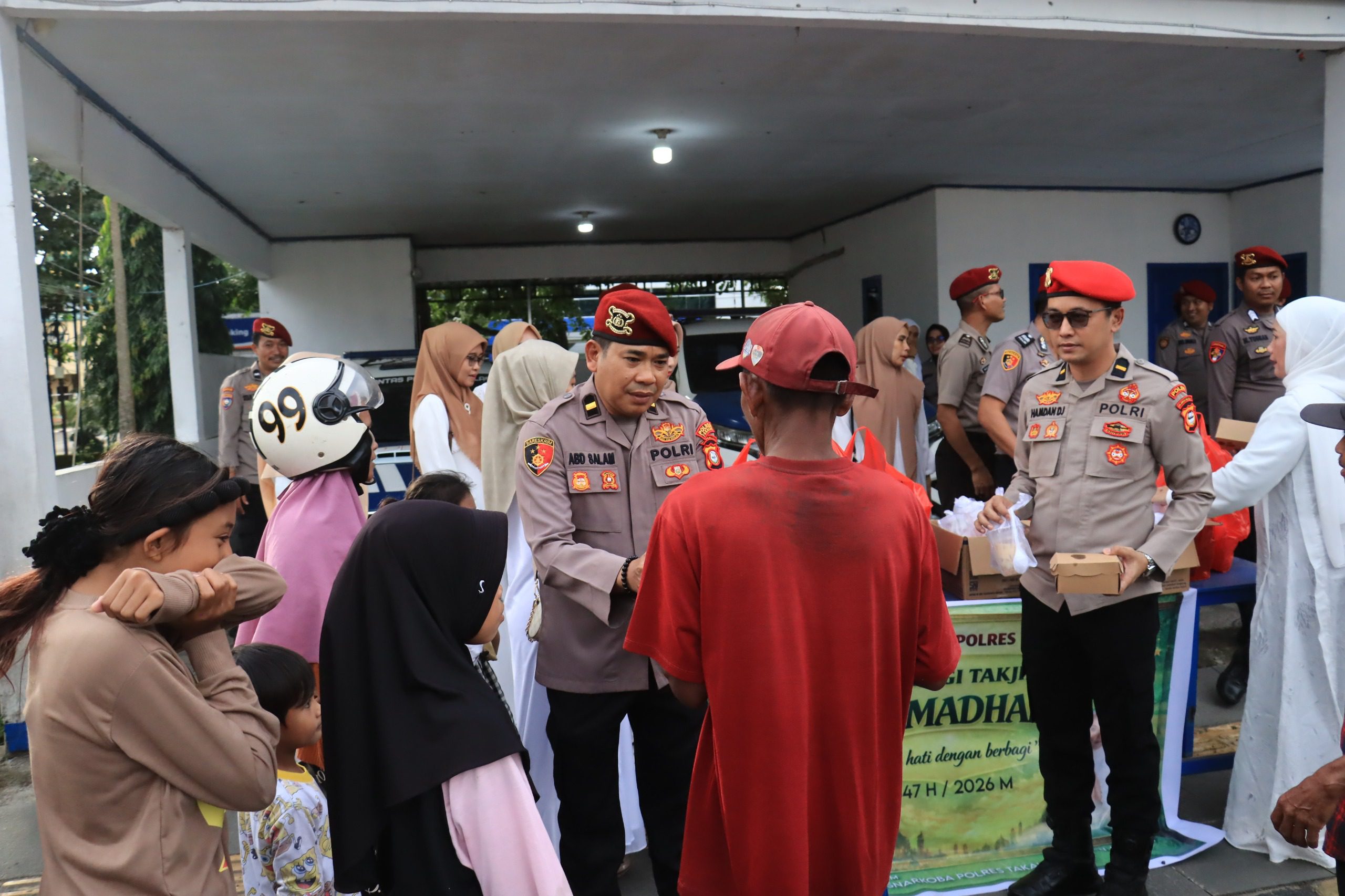 Momentum Puasa Ramadhan di Hari ke 4, Satuan Reserse Narkoba Berbagi Takjil
