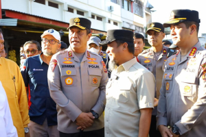 *Kapolda Sulsel Bersama Gubernur Tinjau Harga Bahan Pokok di Pasar Terong Makassar