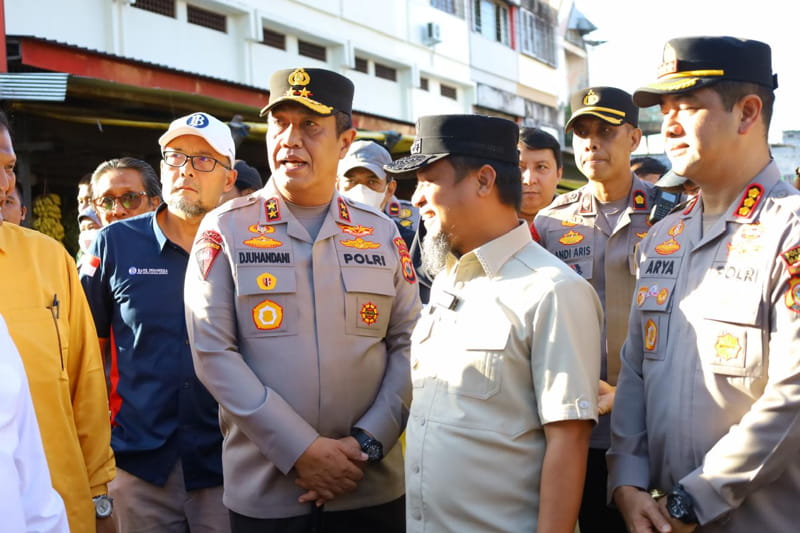 *Kapolda Sulsel Bersama Gubernur Tinjau Harga Bahan Pokok di Pasar Terong Makassar