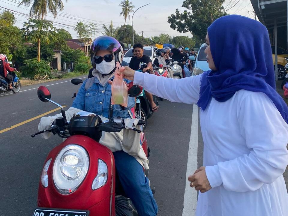 Ramadan Penuh Makna, Alumni 1997 SMP Negeri 1 Polut Tebar Ratusan Takjil dan Santuni Panti Asuhan