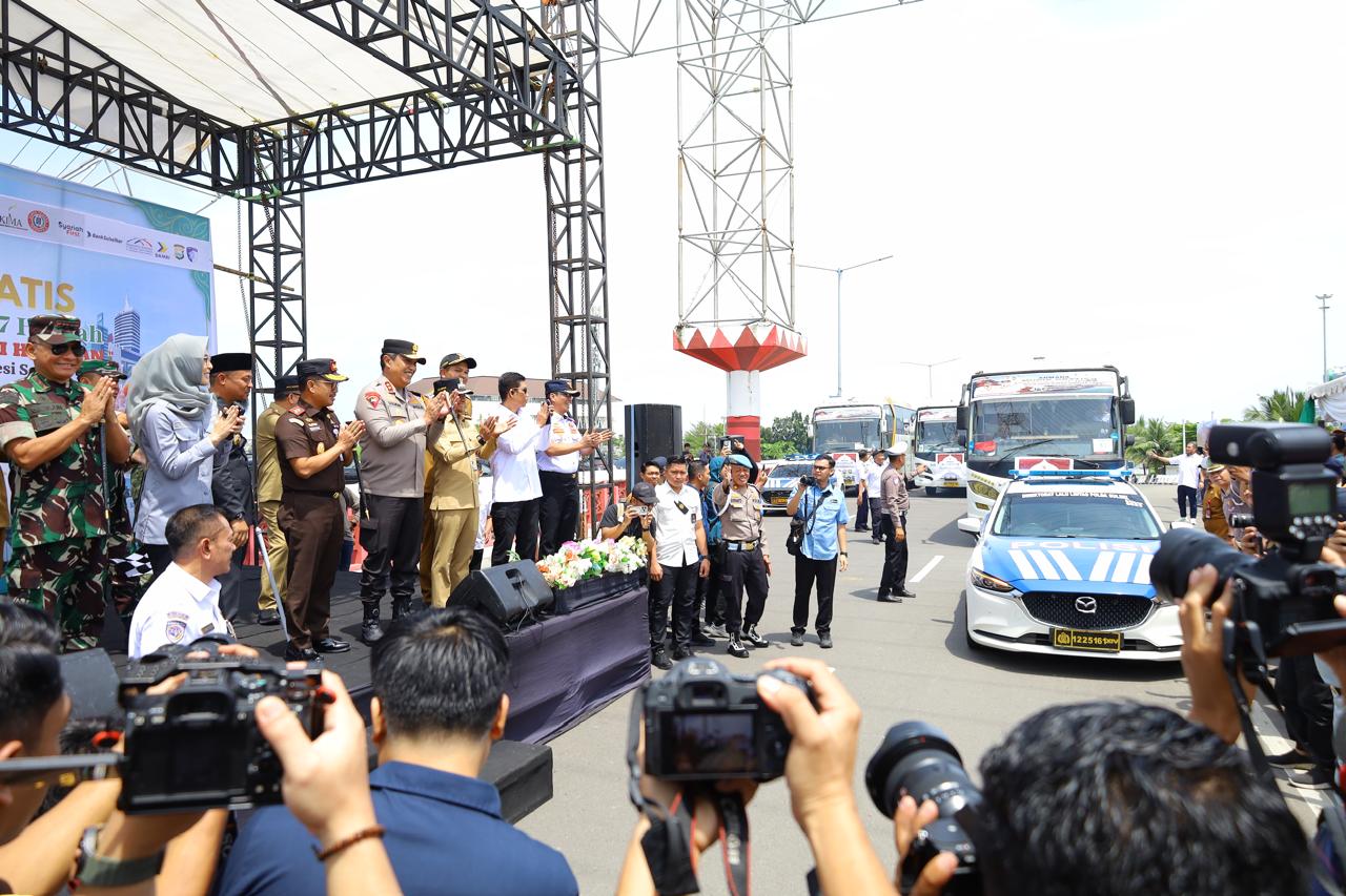 *Dukung Mudik Aman, Kapolda Sulsel Bersama Forkopimda Lepas Keberangkatan Bus Mudik Gratis Idul Fitri 1447 H*
