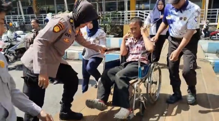 *Sigapnya Polwan Polresta Sidoarjo Bantu Disabilitas di Terminal Purabaya saat Arus Balik*