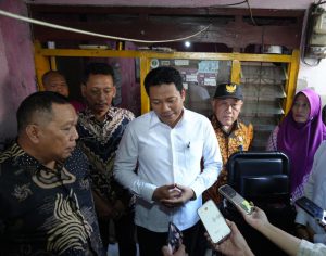 Bupati Sidoarjo Sidak RTLH di Kureksari, Pastikan Perbaikan Rumah dan Salurkan Bantuan Kursi Roda
