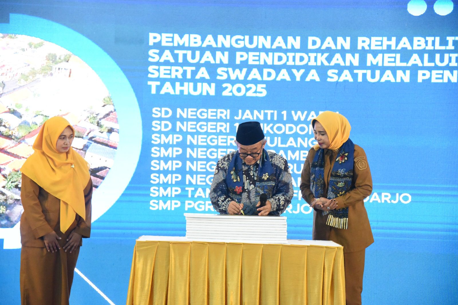 Pemerintah Pusat Revitalisasi 45 Sekolah di Sidoarjo, Ribuan Smartboard Diberikan