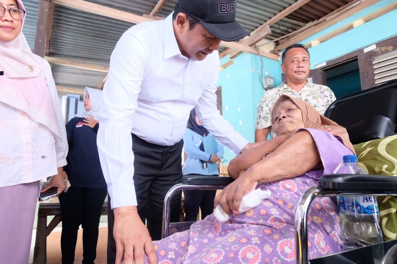 Bupati Sidoarjo Sidak RTLH dan Salurkan Bantuan Kursi Roda untuk Warga Tarik