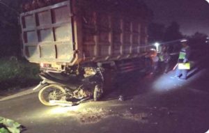 Siswa SMK 2 Mappideceng Tewas Usai Tabrak Mobil Parkir Milik Pelansir BBM. 