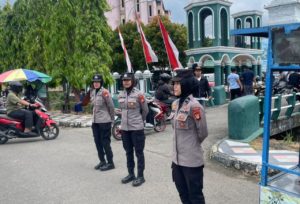 *Polwan Polres Sinjai Hadir di Garis Depan Saat Sholat Jum’at Berlangsung.*