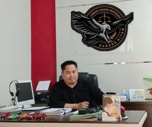 Negeri yang Terlalu Sibuk Dipoles
