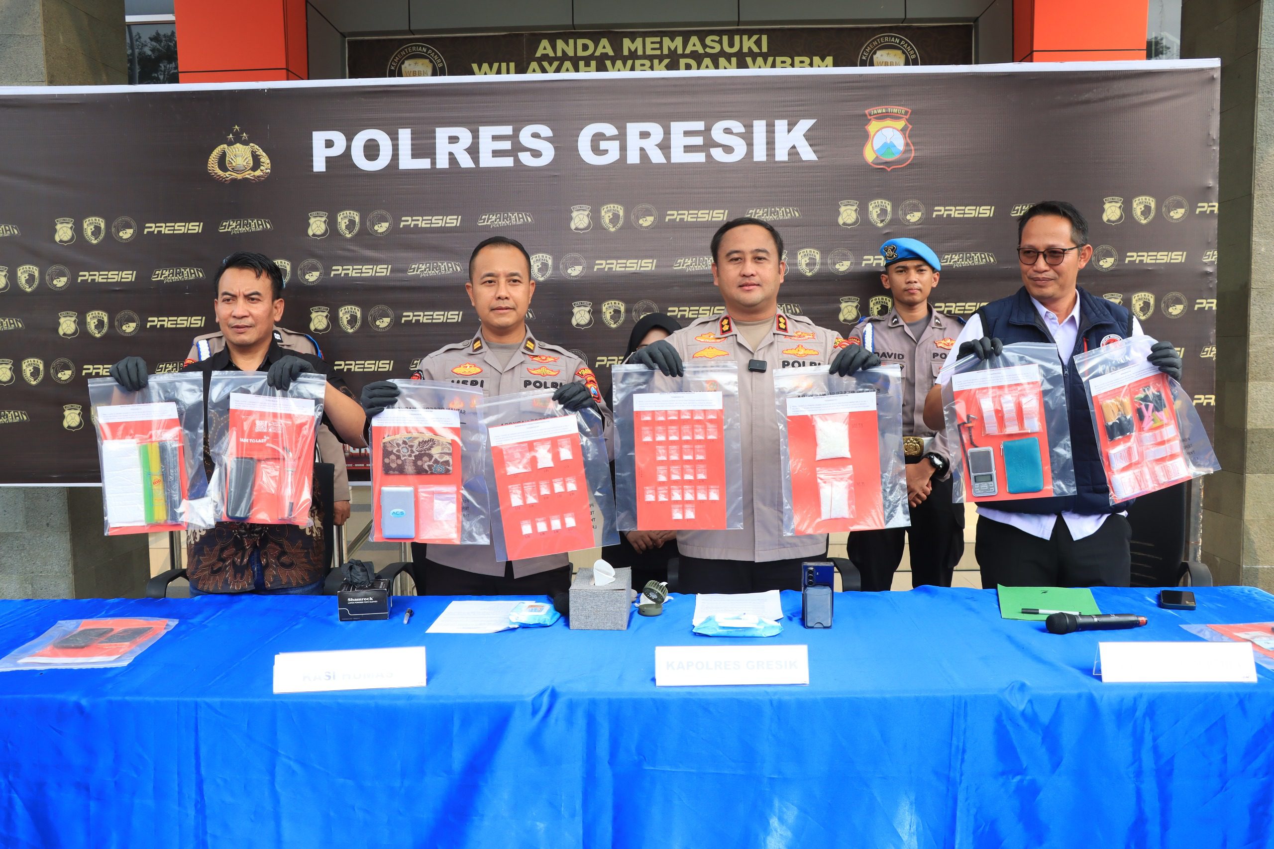 *Polres Gresik Bongkar Jaringan Narkoba Amankan 2 Tersangka Pengedar dan 209 Gram Sabu*