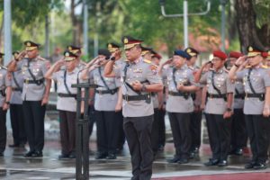 *Polda Jatim Ziarah dan Tabur Bunga di TMP, Kenang Jasa Pahlawan Jelang Hari Bhayangkara ke-80*