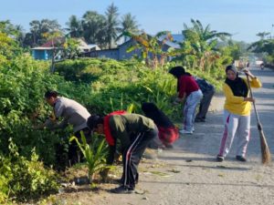Bhabinkamtibmas Mangindara Gotong Royong Bersama Warga, Perkuat Kepedulian Lingkungan dan Kemitraan Kamtibmas