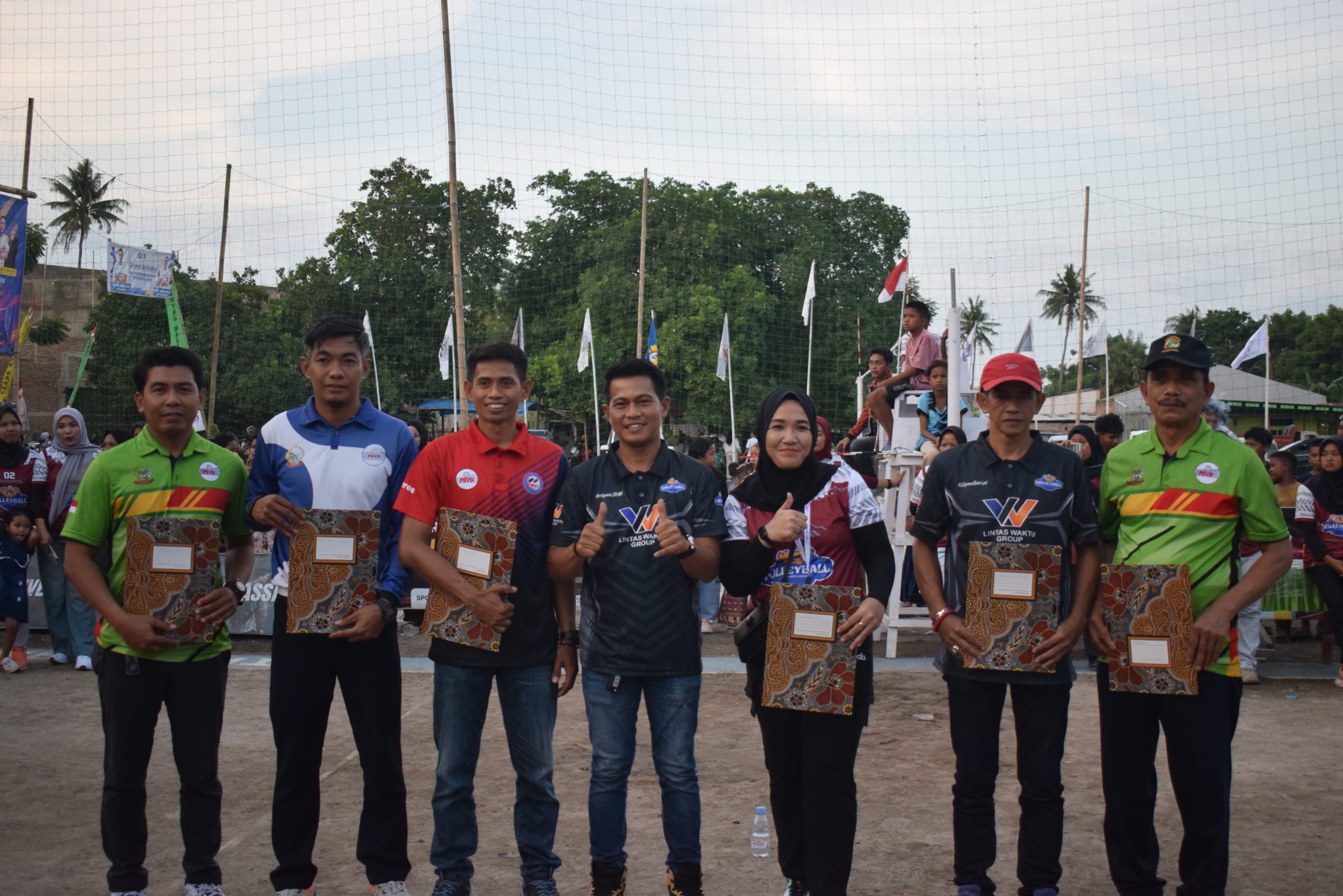 Penutupan Acara Tournamen Bola Voli Lintas Waktu Group, Secara resmi ditutup Oleh Asisten Prekonomian dan Pembangunan Daerah Setda Bulukumba.