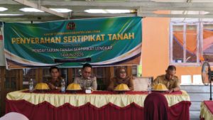 Pastikan Kepastian Hukum Tanah — Sertifikat PTSL Diserahkan Kepada Masyarakat Desa Tingkara, Malangke